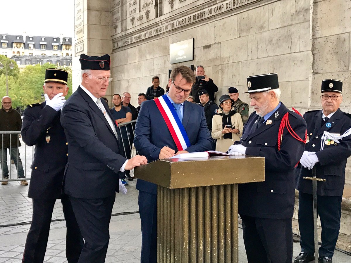 geoffroyboulard's tweet photo. Ravivage de la Flamme 🔥 sous l'Arc de Triomphe avec les @PompiersParis et @brigitte_kuster pour l'anniversaire de la création du bataillon https://t.co/4sAaIXgXUB