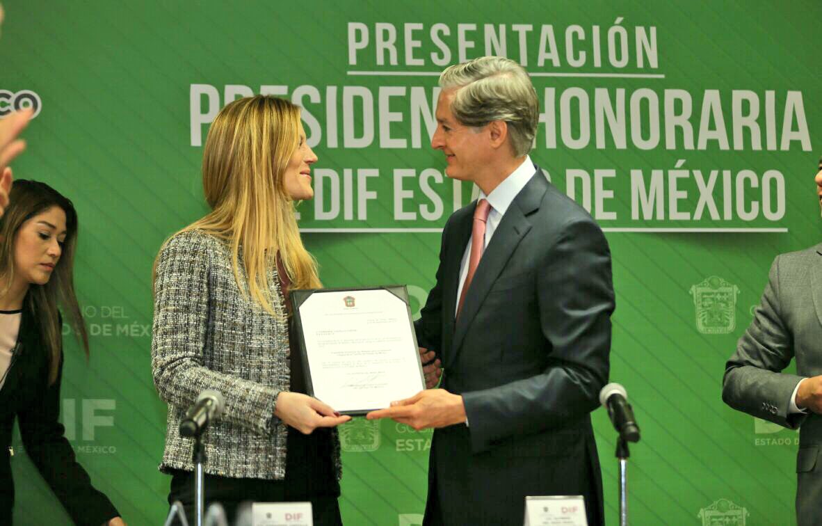 alfredodelmazo's tweet image. Felicito a mi esposa Fernanda quien con sensibilidad, cariño, entrega y compromiso, asume el cargo presidenta honoraria del @DIFEM_.