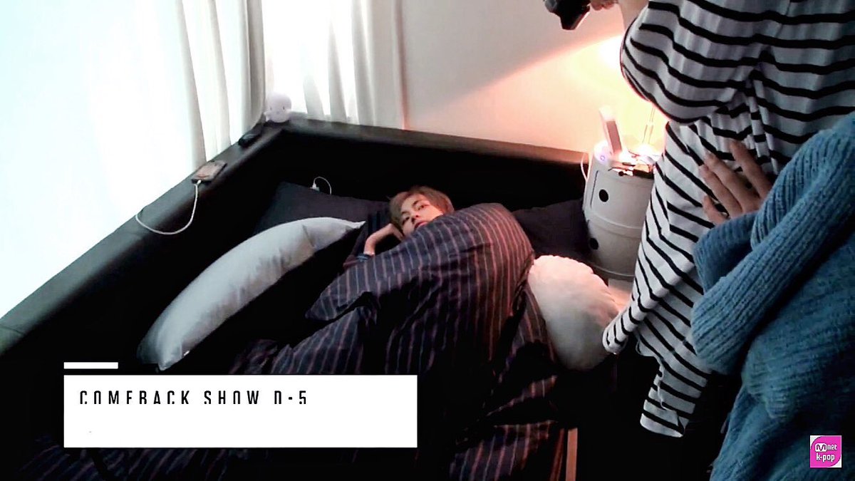 lalivro's tweet photo. Reparei num print que vi daquele vídeo no quarto do Taehyung em que o JK tá fotografando ele e... Chocada é pouco. Olha incógnito ali... https://t.co/leCSousLb0
