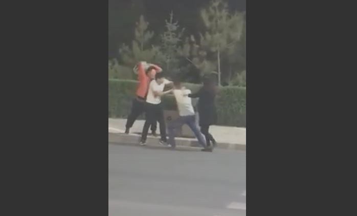 RealGoReala's tweet photo. Ouch! -> Girl Gets Hit Hit By A Sixpack Of Beer, While Trying To Stop A Fight https://t.co/nlVOYQxsvw https://t.co/IPyoxbb38L