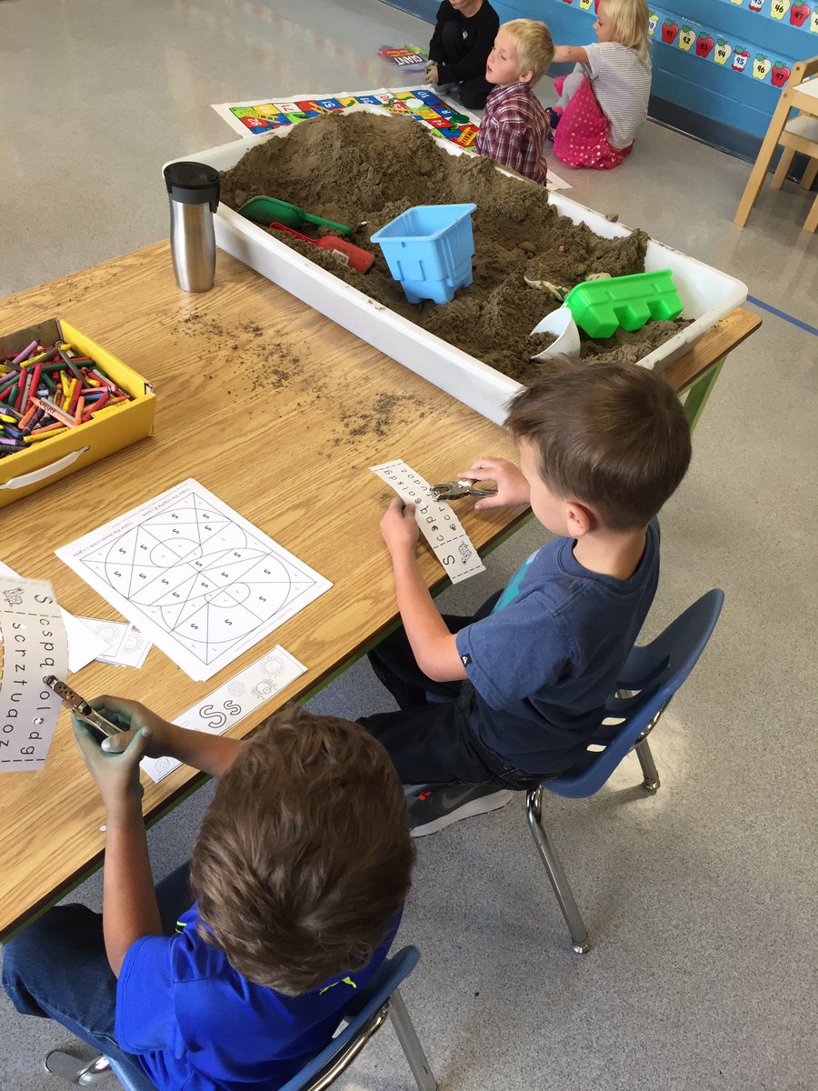 mrstswitz's tweet photo. Letter s day!!! Slime, spaghetti, sand, sequence, snakes and ladders, and spiders!!! #csd71 #bvalleyschool https://t.co/7jboT0Xz92