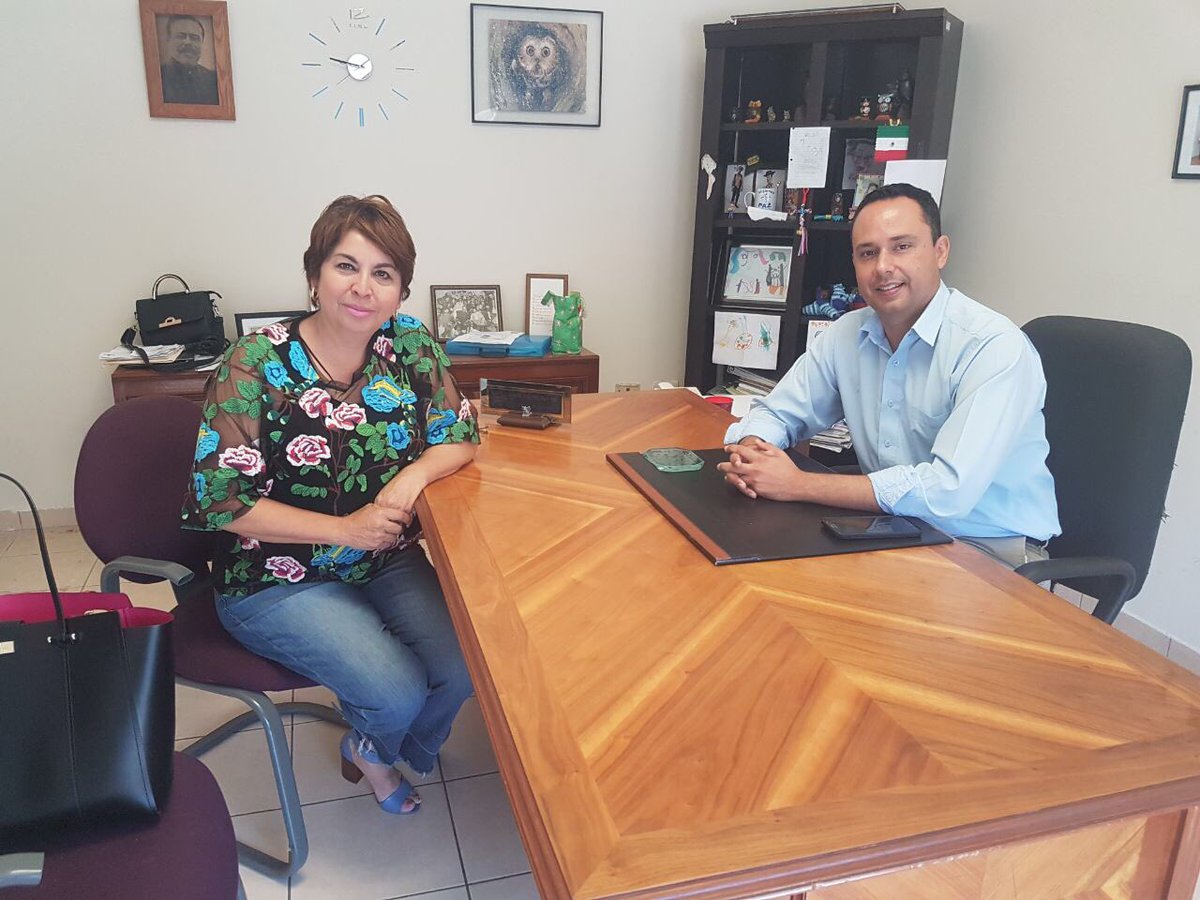 LETICIAAMPARANO's tweet photo. Lindo día mis amigos!
Iniciamos agenda y la semana con nuestro amigo @VzlaPazJorge Director de @ImfocultaCecun
#SeguimosAPasoFirme https://t.co/OuibBvuQAk