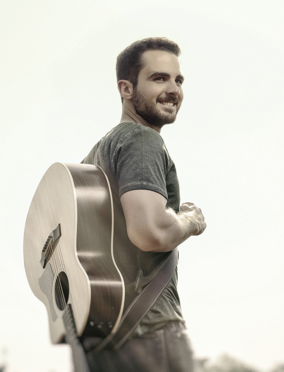 El cantautor <a href="/ivanzavala_/">Ivan Zavala</a> nos cuenta por qué cambió el comercio por la música. Leé la entrevista completa aquí:   goo.gl/A14fxV