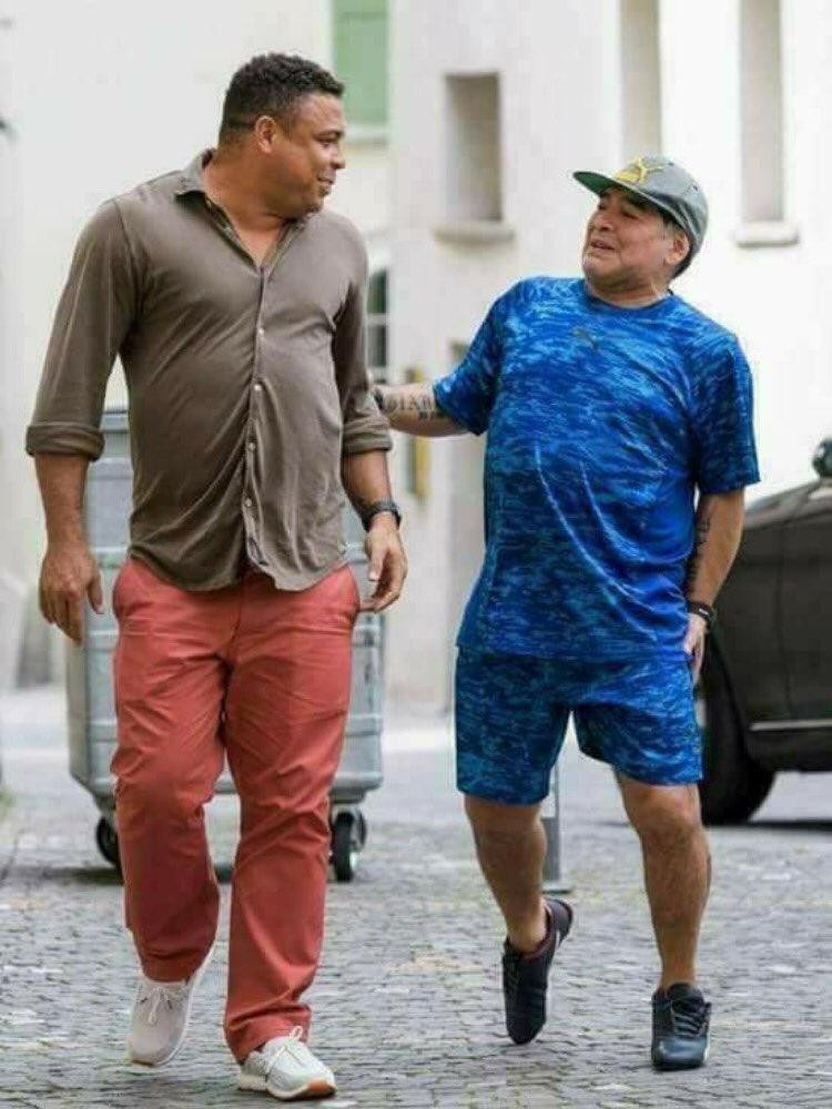filoumaoulida's tweet photo. Et dire que les plus jeunes ne savent pas que ces 2 ex-joueurs ont été plus forts que CR7 &amp; Messi...😬😯#ronaldo #R9 #maradona #légendes #foot https://t.co/31ICE2dTN5