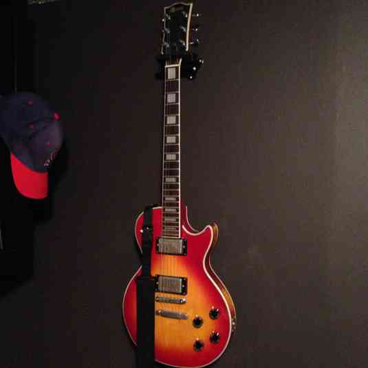 GemrAntique's tweet image. Cure the Monday blues by admiring all the #vintage guitars in our #Guitar Club. go.gemr.com/e/Guitar-Club