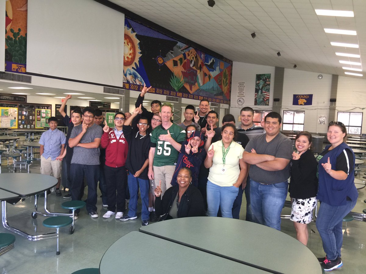 GuerreSteve's tweet photo. @PrincipalDMilby @MilbyHighSch is a man of his word! Tough loss vs
@AHSMustangsFB @AustinMustangs
#TeamHISD https://t.co/QrjfdCGz3G