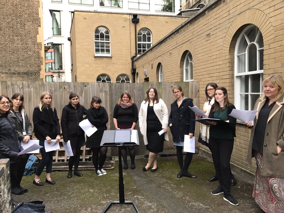 HilaryJCampbell's tweet photo. A first for @irwin_choir : singing next to, not in, @StSepulchres #warmupneeded https://t.co/Czi0vg3azC