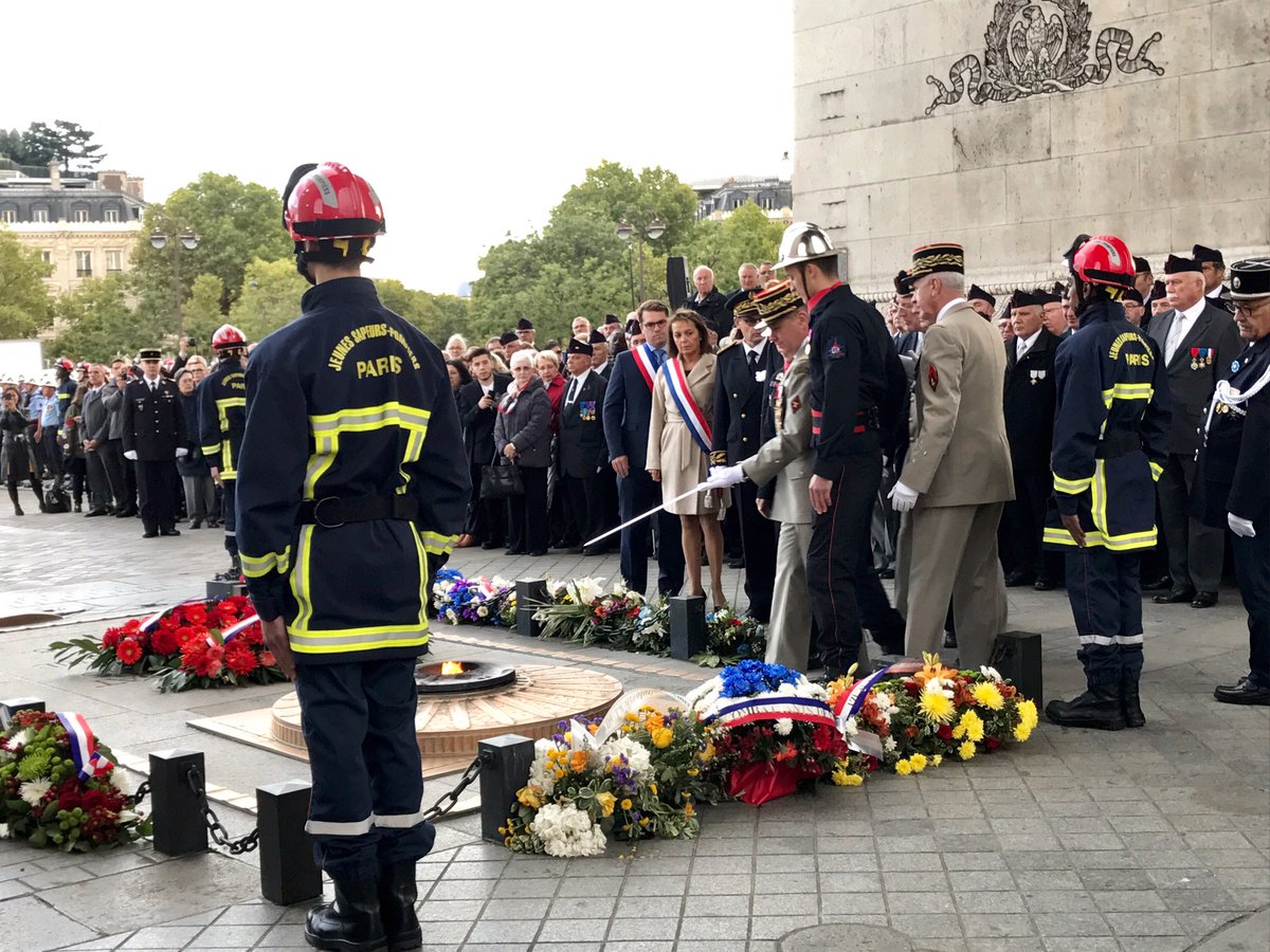 brigitte_kuster's tweet photo. #Ravivage de la #Flamme pour le 206 ème anniversaire du bataillon de Sapeurs Pompiers de #Paris @BS_PP #hommage #respect @geoffroyboulard https://t.co/AbNSoyaZSI