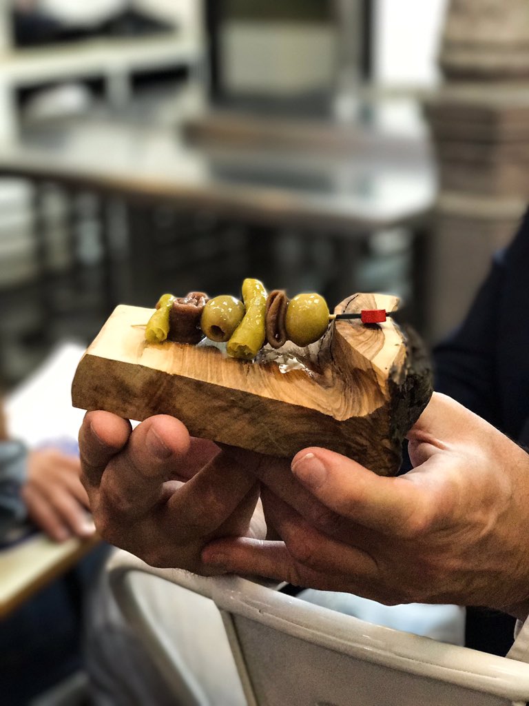 Canelayjazmin's tweet photo. Revolucionando La Cocina en el #cursodecocinaacyre una versión deliciosa del #pincho #gilda #acyre #agastrob @juanmamuve https://t.co/0aFEqk6GvE