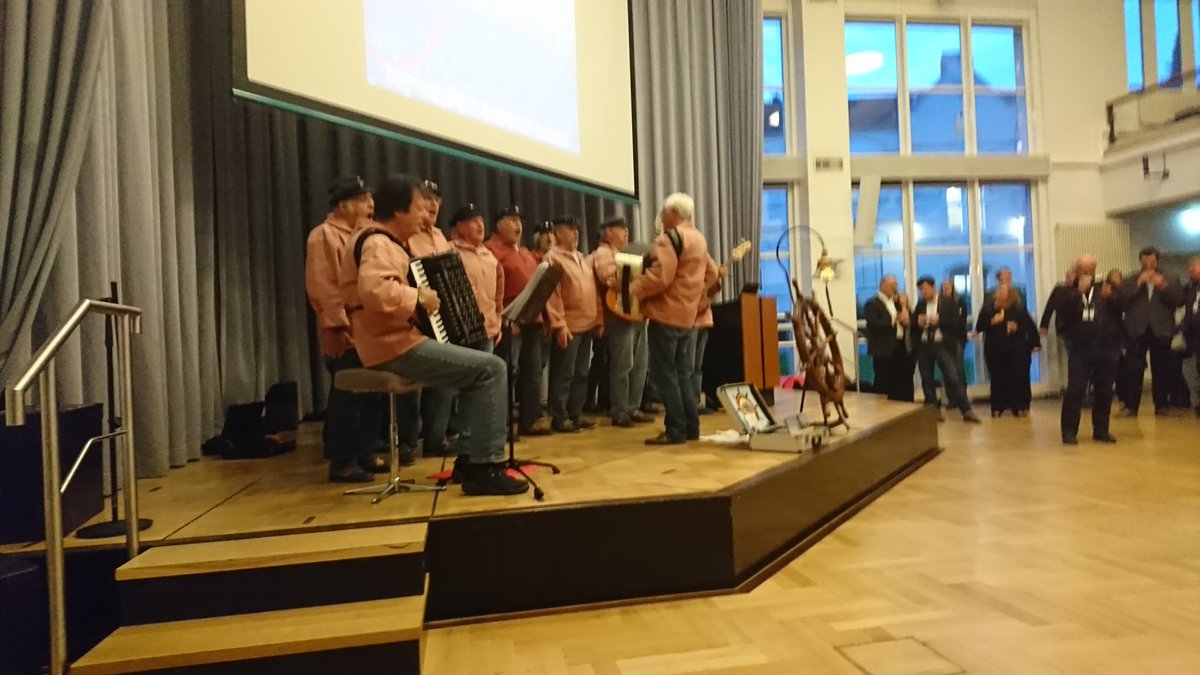 SelyMania's tweet photo. Bei Reden Musik und Häppchen in FPL bei #gmds2017 https://t.co/WoVsRKTFfN