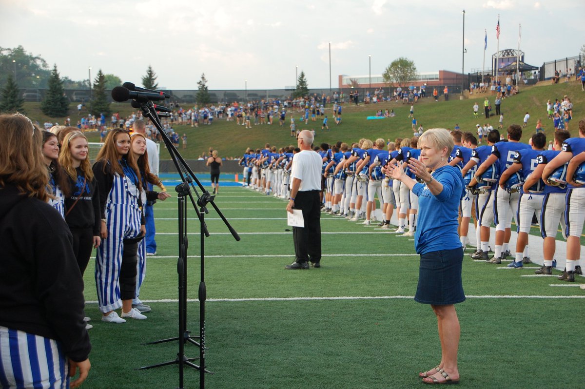minnetonkachoir's tweet photo. Looking cool MHS Concert Choir at one of the HOTTEST Minnetonka Homecoming football games ever! #Homecoming2017 #TonkaPride https://t.co/miWdqr9PKS