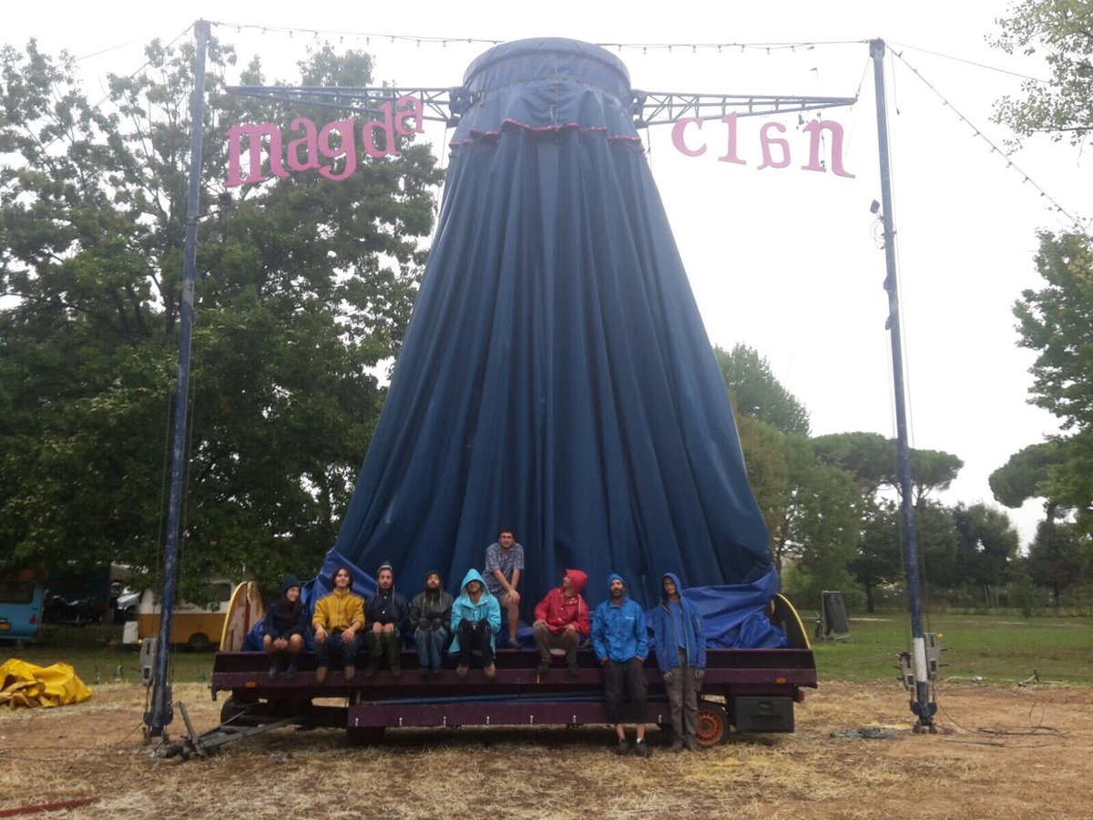 Settembre_Prato's tweet photo. Il tendone del #magdaclan se ne va e noi ne approfittiamo per ringraziarvi di esser stati con noi in queste serate... speciali! #Prato https://t.co/vGn59wx3Gi