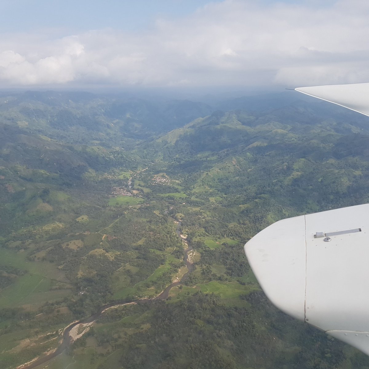 julie_gwen's tweet photo. Amazing start of #fieldwork in northeastern #Madagascar with a private flight in a #cessna to #maroantsetra #CDEfield @CDEunibe https://t.co/uyS9F9yYWT