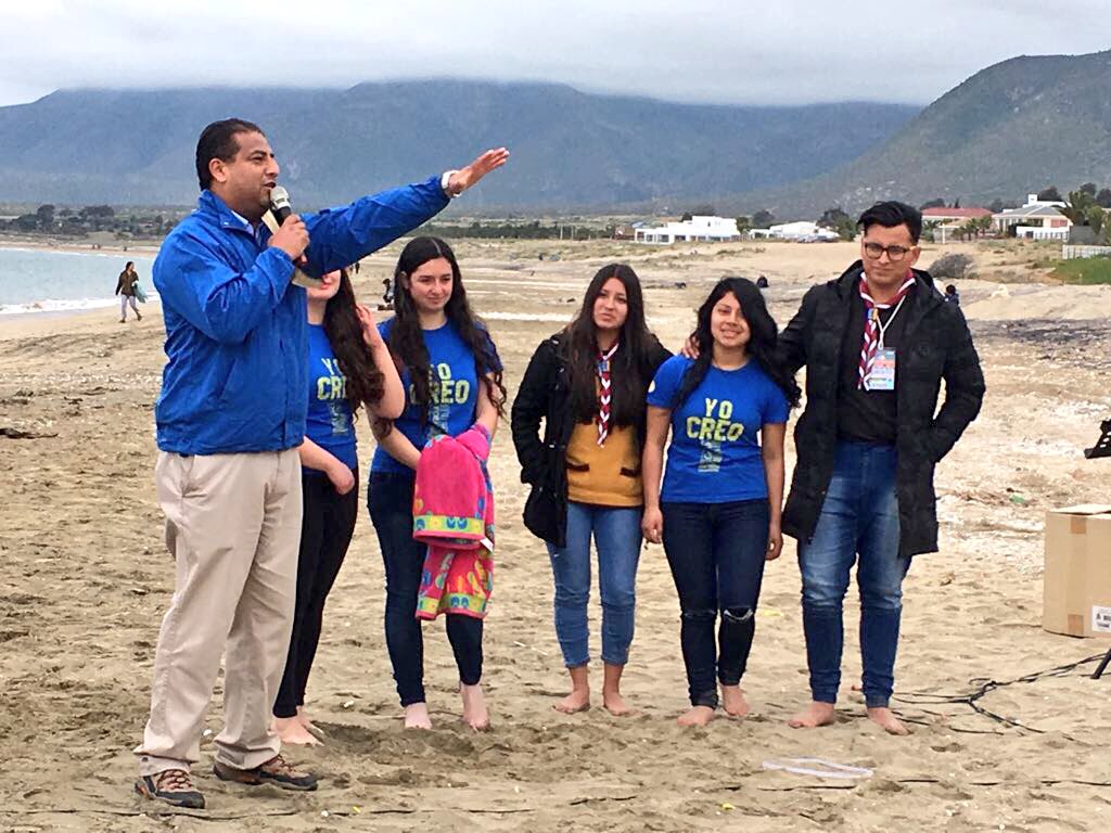 LuisVelasquez9's tweet photo. La mejor forma de concluir el #CongresoJA2017 @IASDMetro #YoCreo es con Bautismos y + decisiones. Gracias Dios por la juventud de tu iglesia https://t.co/fMPFKcKflk