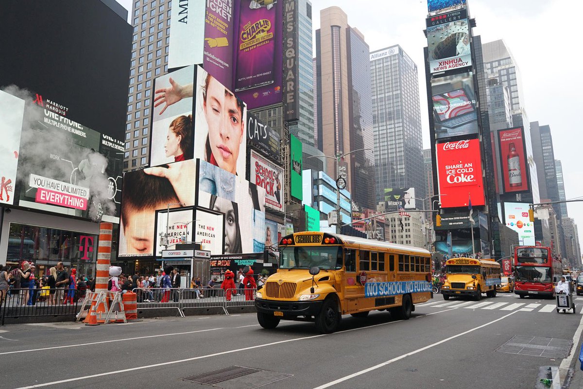 unicefenespanol's tweet photo. 27 buses escolares recorren #NuevaYork para llamar la atención sobre 27M de 👧👦que no van a la escuela en #zonasdeconflicto #AnteTodoSonNiños https://t.co/yal81VvcIi