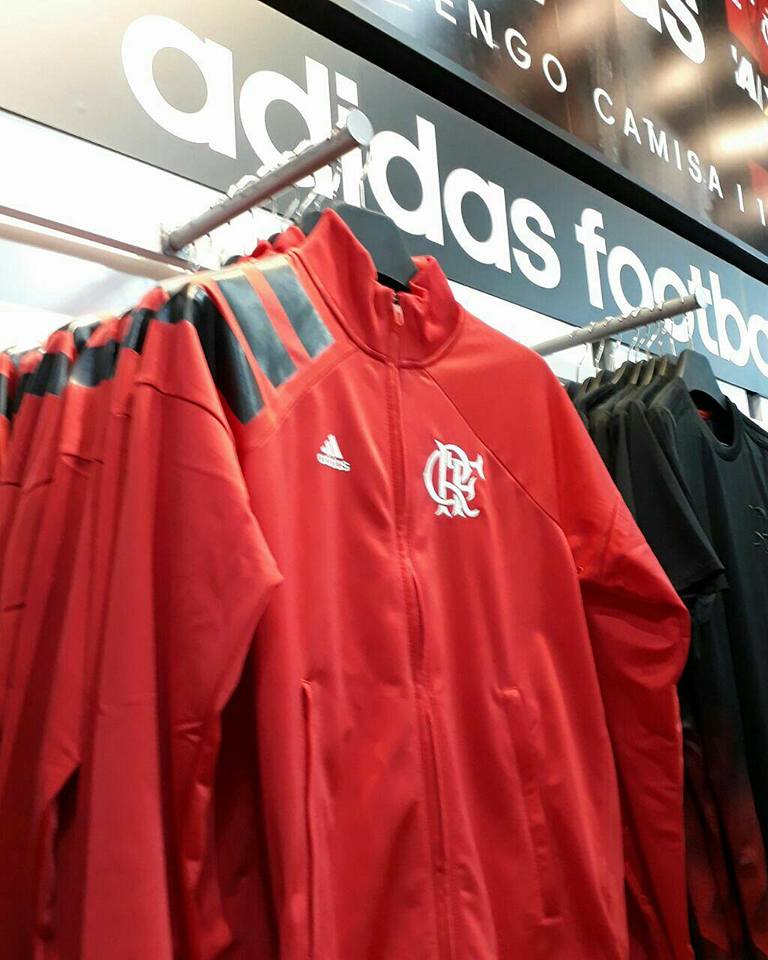 Aquela beca de respeito para se proteger do frio. Compre aqui: bit.ly/2x8Kyt9 <a href="/lojasFlamengo/">LojasNacaoRubroNegra</a> #IssoaquiéFlamengo #ad