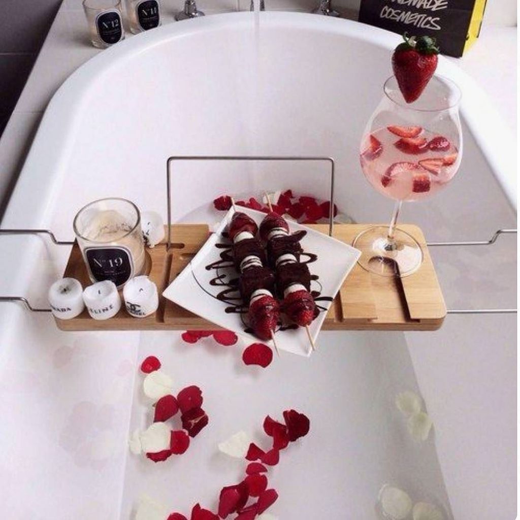 CosmopolitanHun's tweet photo. Nincs is jobb egy kényeztető fürdőnél! 💦🍓#strawberries #bath #bathtime #champagne #relax #monday #enjoy #cosmopoli… https://t.co/CRDj511JzI https://t.co/nstJprwNDe