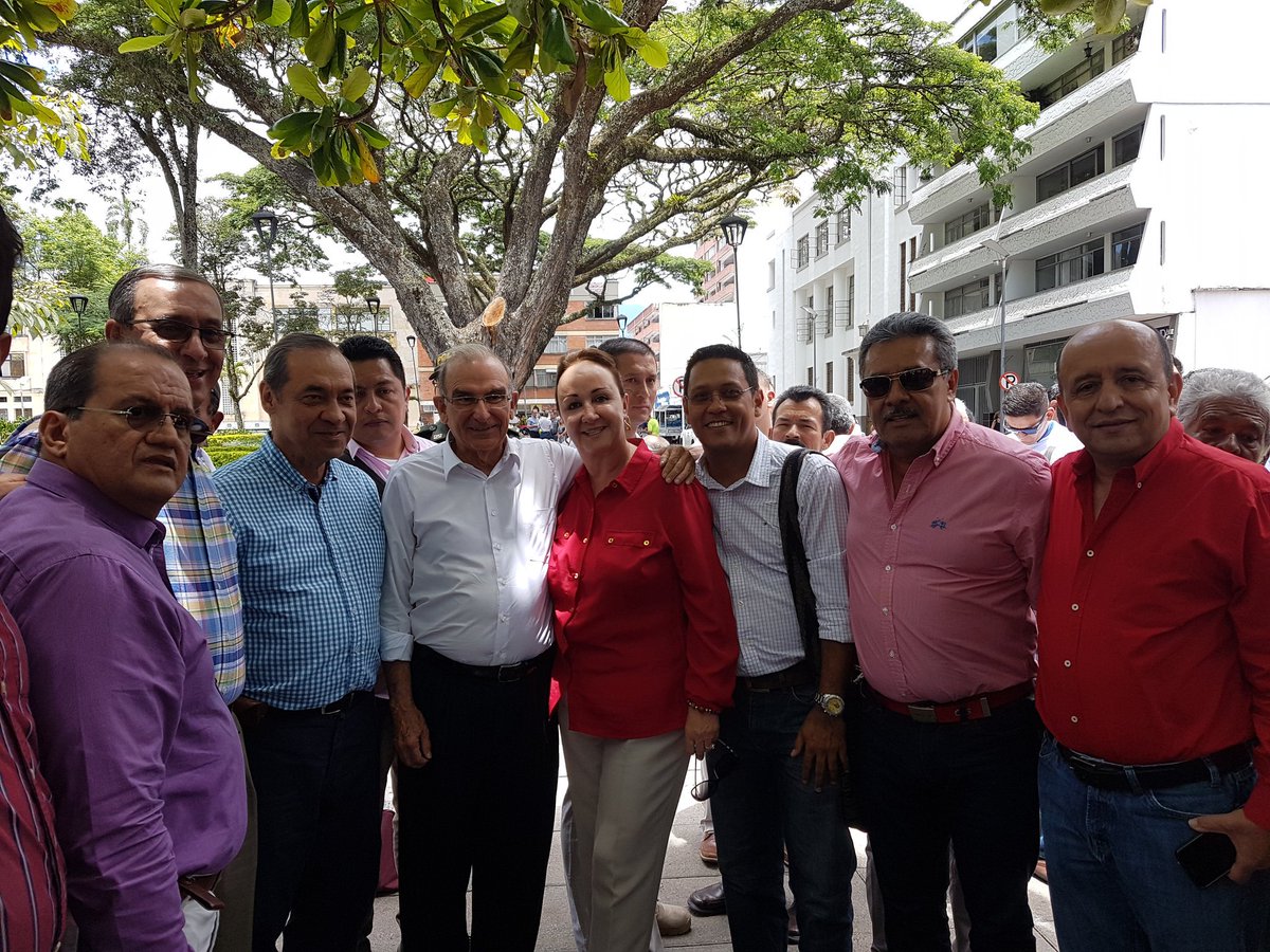 OlgaBGonzalezC's tweet photo. Me alegra recibir en mi Tolima a @DeLaCalleHum, gran hombre, gran Liberal. https://t.co/xbdGM2CKha