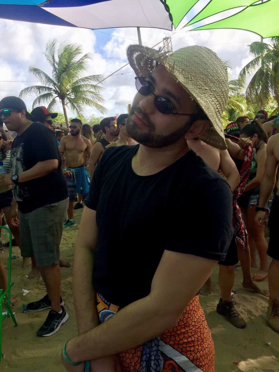 AugustoML's tweet photo. Já tenho os óculos da @rihanna, agora só me falta acontecer o milagre que aconteceu com ela #essentialopenair https://t.co/kYyGQKf5jN