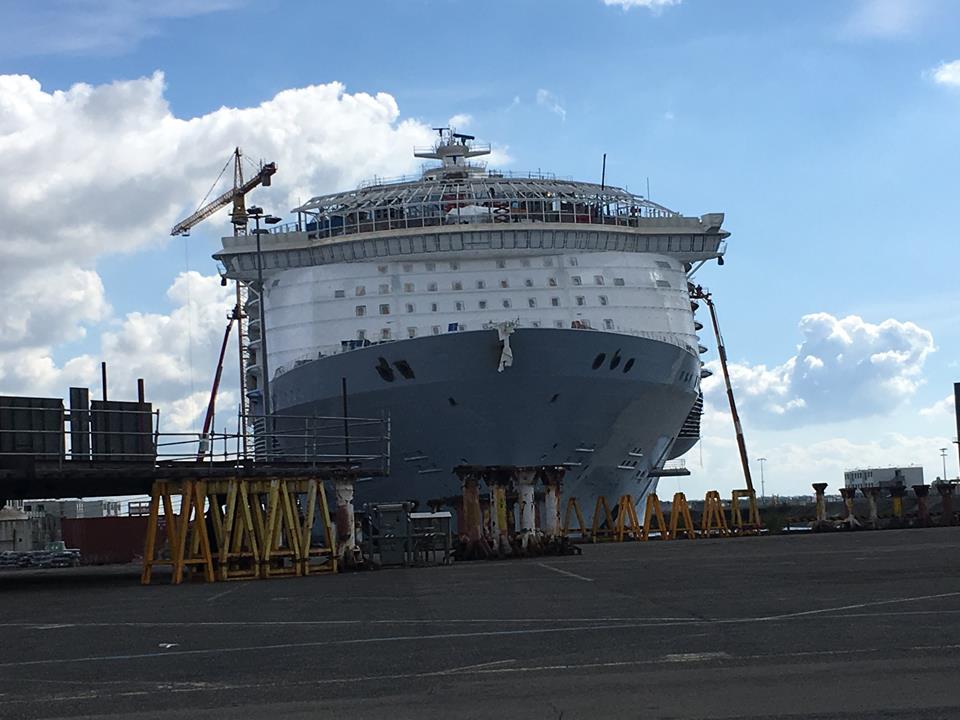 PaquebotINFO's tweet photo. Encore quelques mois de travaux pour le plus grand paquebot au monde ! #SymphonyoftheSeas https://t.co/us7r7g6fIx