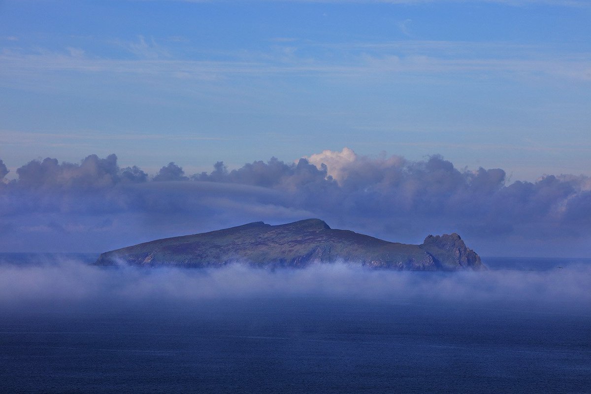 valphoto's tweet image. Early Morning Fog shrouds An Fear Marbh on Slea Head #dinglepeninsula as cyclists descend @wildatlanticway @CycleSportif