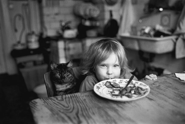 saraineskasdan's tweet photo. Ida Matysek terminando su desayuno, 1998 – #StuartFranklin https://t.co/DIiSRLDPgz