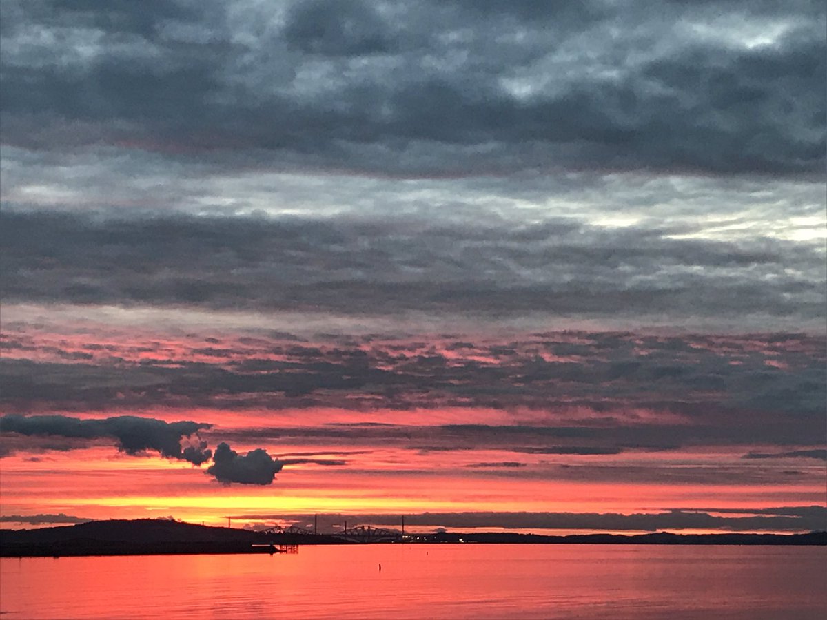 the_trumpetshop's tweet photo. #Edinburgh sunset over the bridges tonight - too good not to share! 🌅 😳👌🏻🎺 #nofilter #fife https://t.co/YobYJk5az4