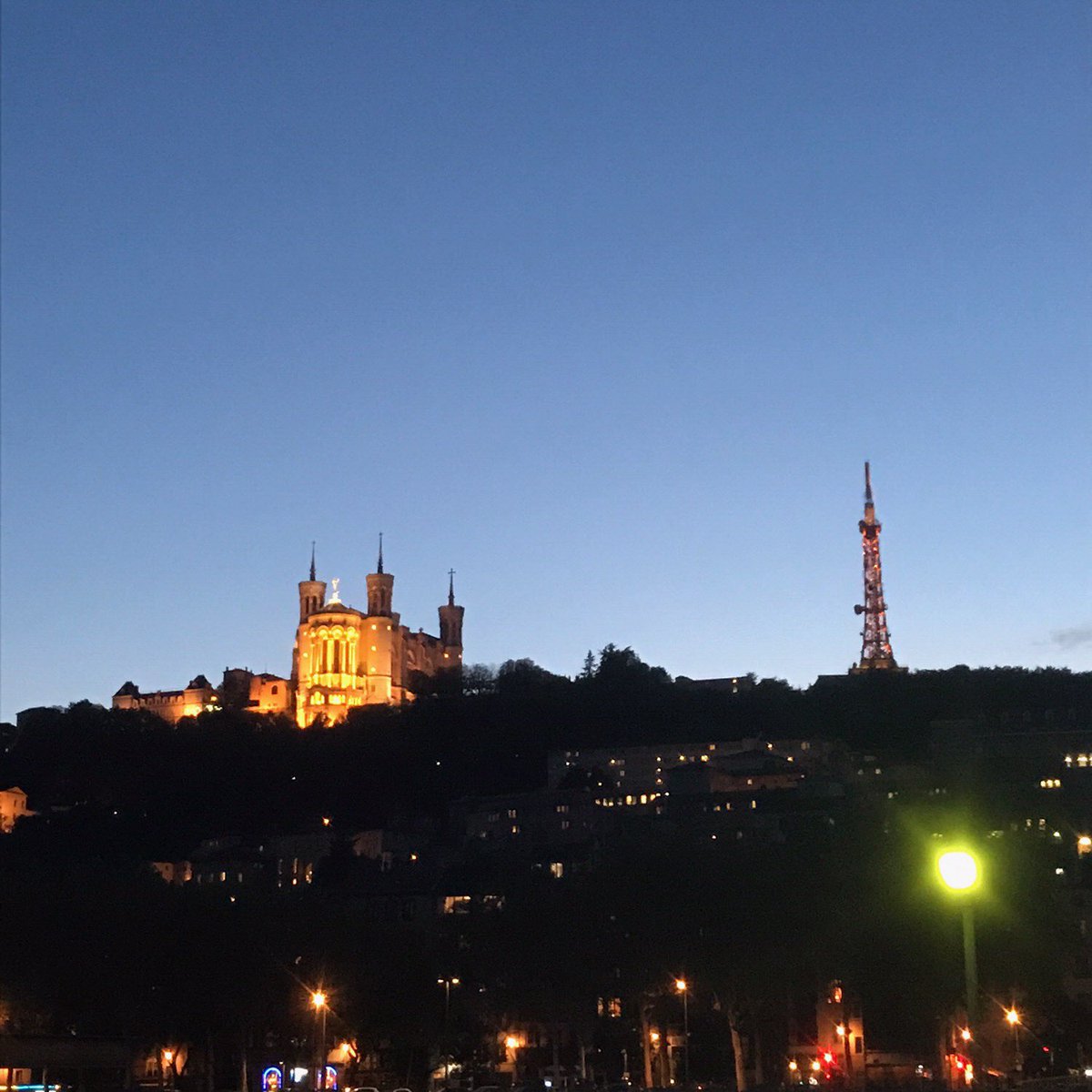Cap vers le lieu mystère n°1 à Lyon pour le lancement de #TousAuRestaurant 🥂🍽 
#gastronomie