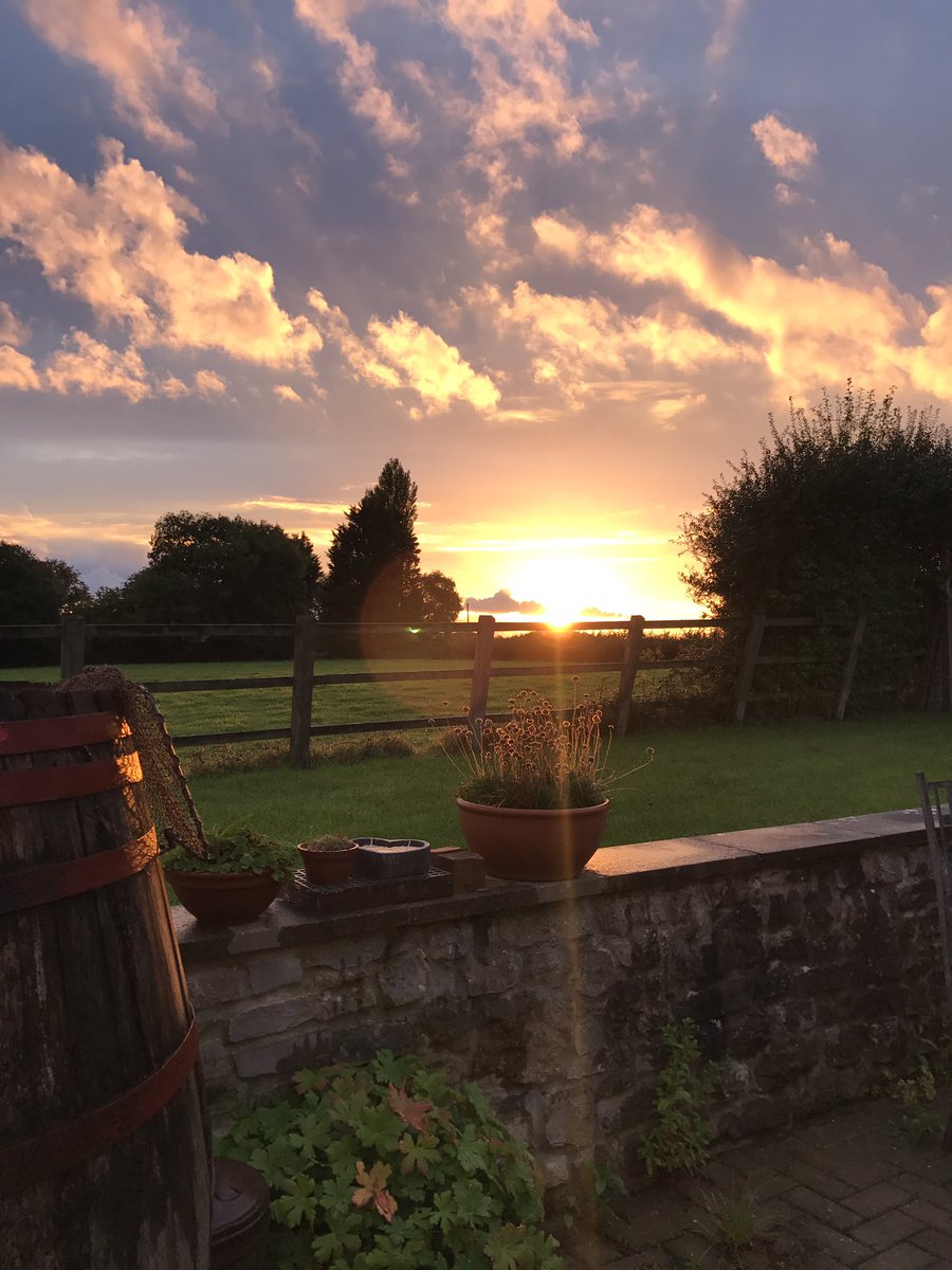 After a grey and drizzly day it was grey to be treated to this lovely sunset! #somersetsunset