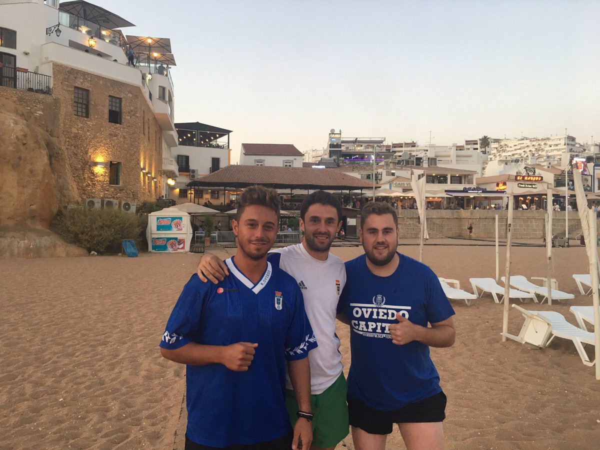 Yuni1017's tweet photo. OVIEDO CAPITAL!!! Oviedistas por el mundo!!! Albufeira es AZUL!! @RealOviedo #vacacionesoviedistas #oviedismo https://t.co/fGIYg4cyEt
