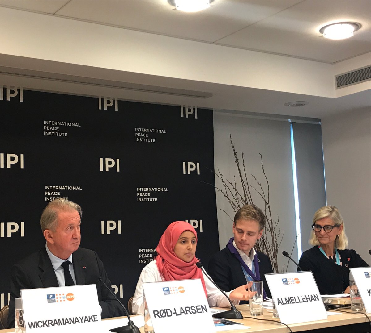 UNICEF's tweet photo. "I carried with me my hope and my books." Our Goodwill Ambassador @muzoonrakan1 on fleeing #Syria. #UNGA 

#foreverychild, education 📚 ✏️ https://t.co/bPwg7SNdd8