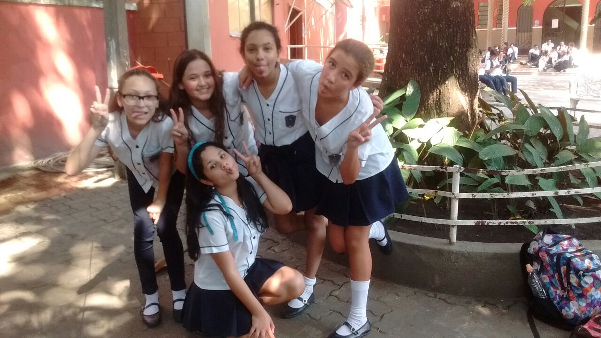 Sabrina42136387's tweet photo. Kkkkk todo mundo saiu zuada nessa foto #zuada https://t.co/qaqaXo6t1x