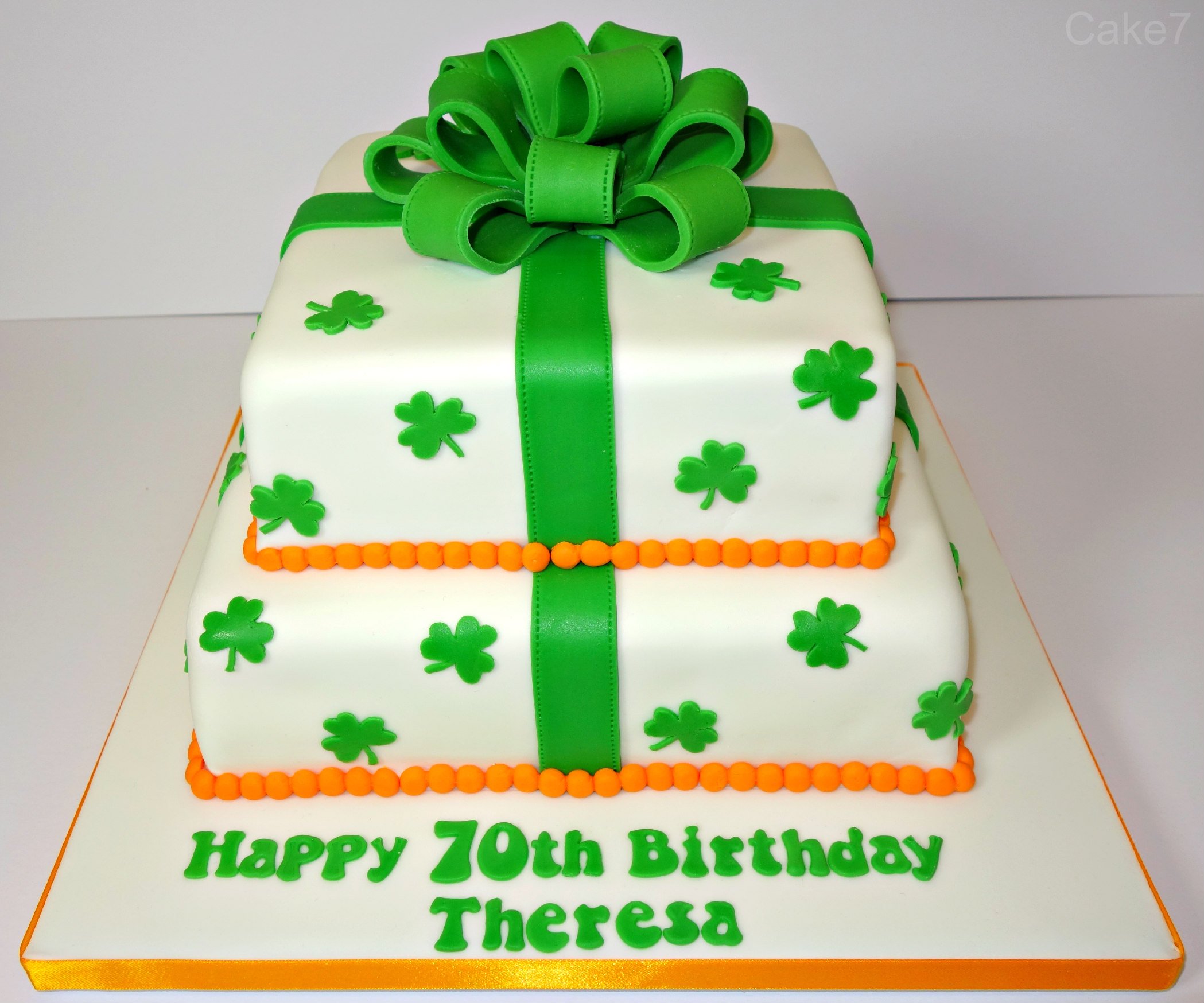 Cake7 Here S My Shamrock Themed Victoria Sponge Birthday Cake Matching Cupcakes It S All Hand Made All Edible T Co Vuoavfecdh Twitter