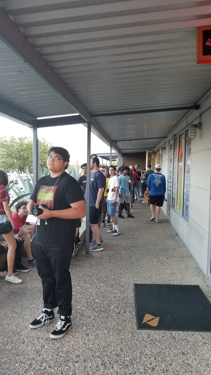 TwinCesar's tweet photo. No days off!! We're going hard! Twin WIRELESS @jboost181 @KristyPfahler #Boostmobileaustin #Boostaustin https://t.co/kbSj9cBAyX