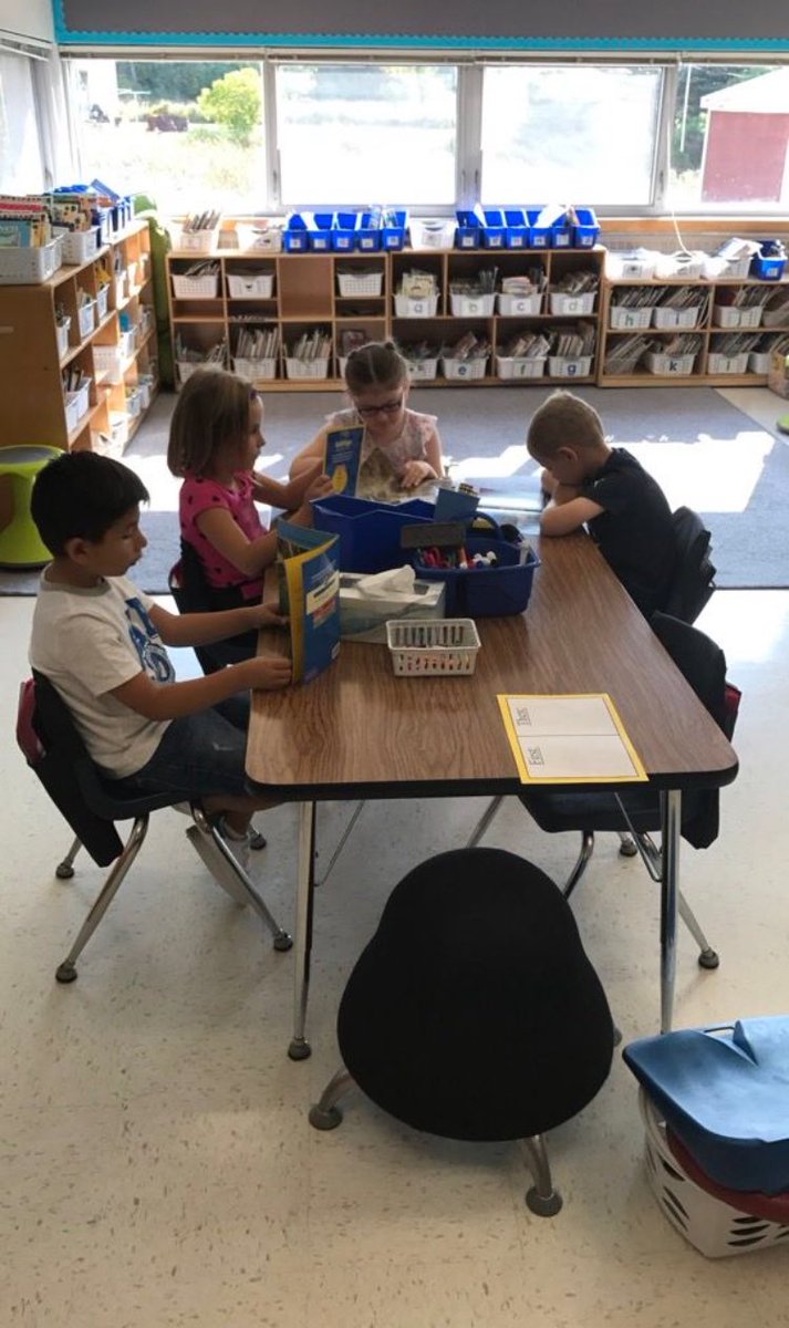 Schultz_KellyJ's tweet photo. We are readers!  Kindergarten PV students reading during private reading time.  #prideFPS https://t.co/efhRRc2lWo