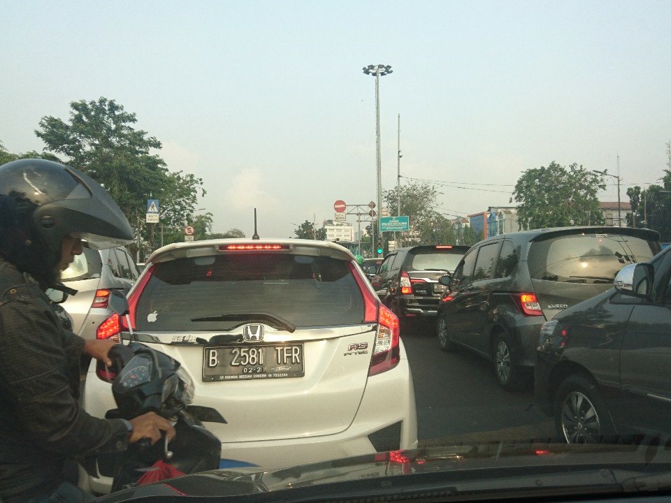 EnergizeOnX's tweet photo. @TMCPoldaMetro @RadioElshinta TL simpang jl. pemuda dan jl. Sunan Giri stuck,tdk gerak sudah 15 menit. Tidak ada petugas. https://t.co/nwmseUSCTa