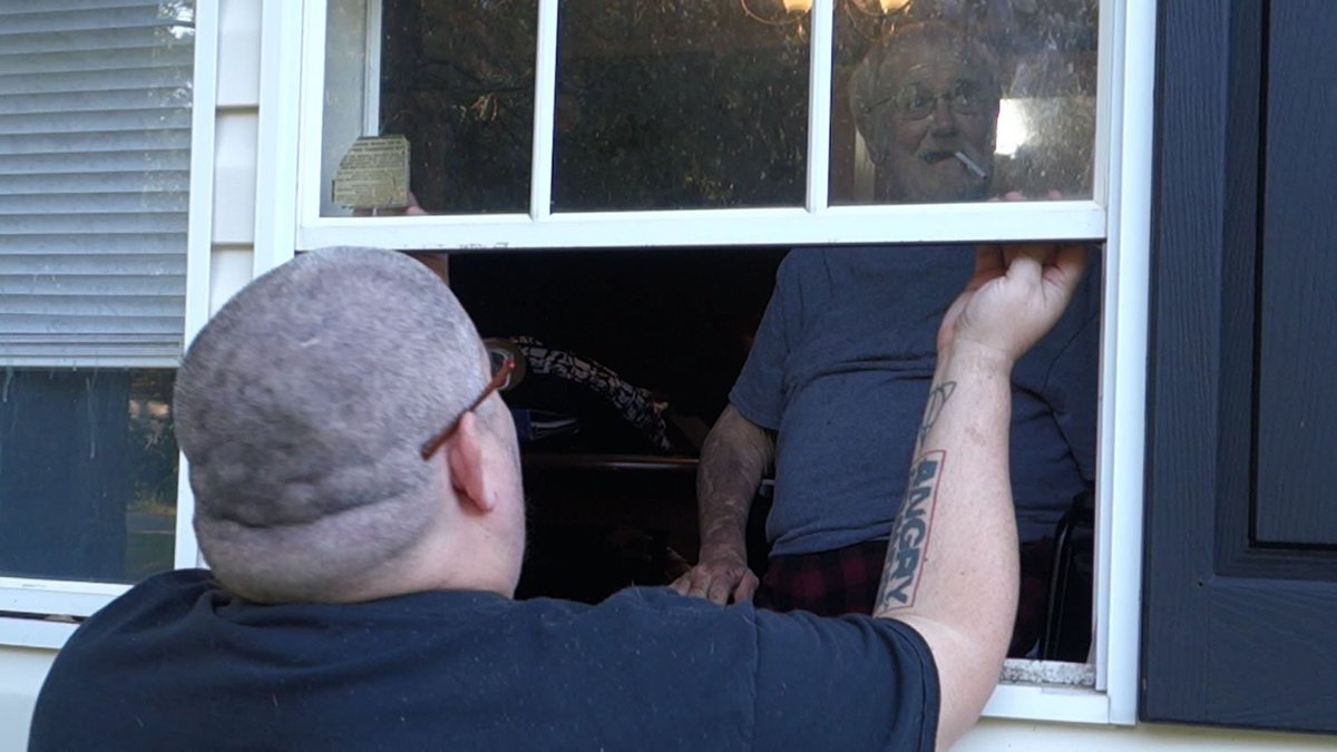 BridgetteWest's tweet photo. HE LOCKED US OUT OF THE HOUSE!! https://t.co/bKxUIxd1Zc https://t.co/73iEfWAjbD
