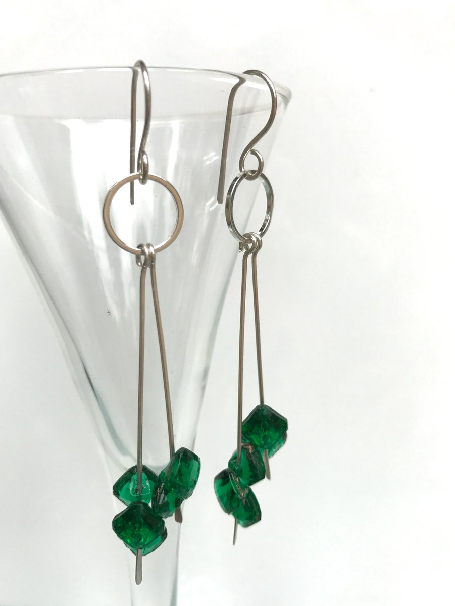 bamas_buttons's tweet photo. Love these emerald green glass button earrings. Vintage button earrings with a modern look. https://t.co/4nnCqzFO5b https://t.co/pJZL5iOaZJ