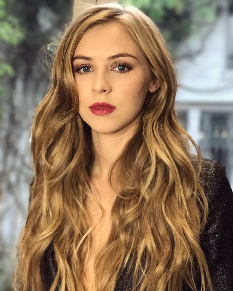 CorfieldBR's tweet photo. Novas fotos da Hermione se preparando para o desfile de Giorgio Armani e Erdem na London Fashion Week. https://t.co/gRquOoDGEg
