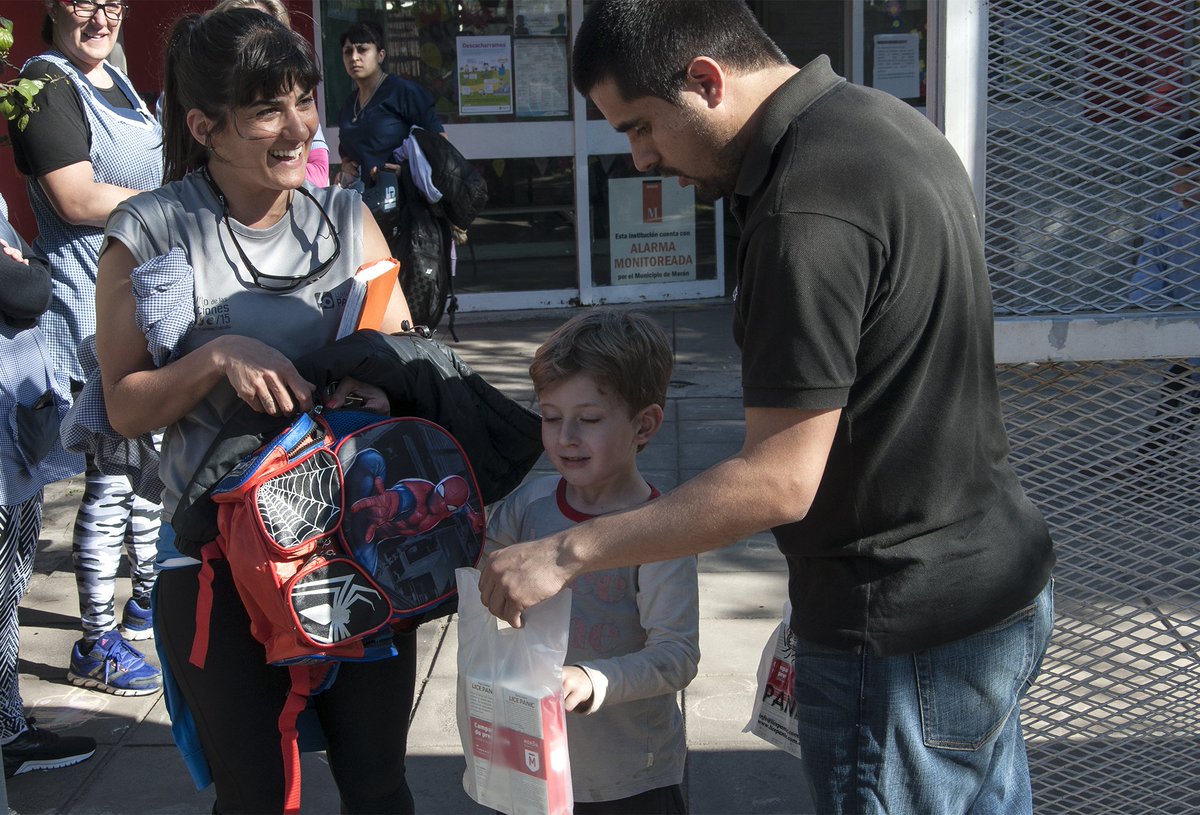 Arrancó la campaña contra la pediculosis en jardines municipales. Hoy, se entregaron kits en el Jardín Municipal N°1, #Morón.
