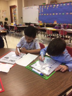 TEdging's tweet image. Vowel teams erasable practice during Intervention! #D109schoolpride🤗