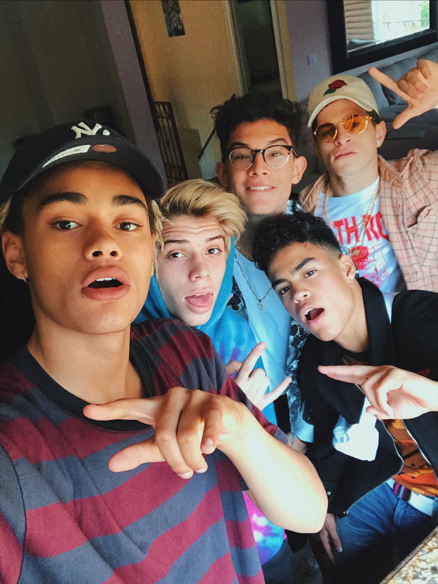should we be the justice league for halloween