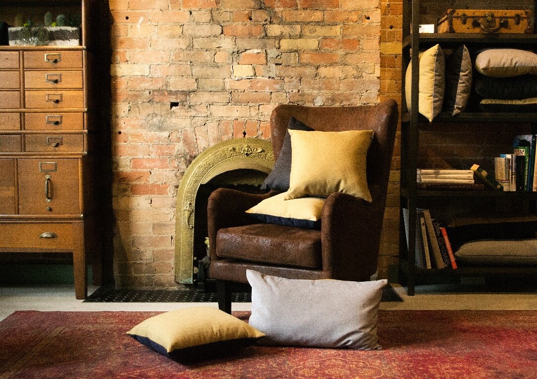merchant_sons's tweet photo. #fitforaking  | now until Sept 30, all of our gold coloured cushions are 15% off, in-store + online #merchantsons #onsale #cushions #gold https://t.co/ACbl5bZMlX