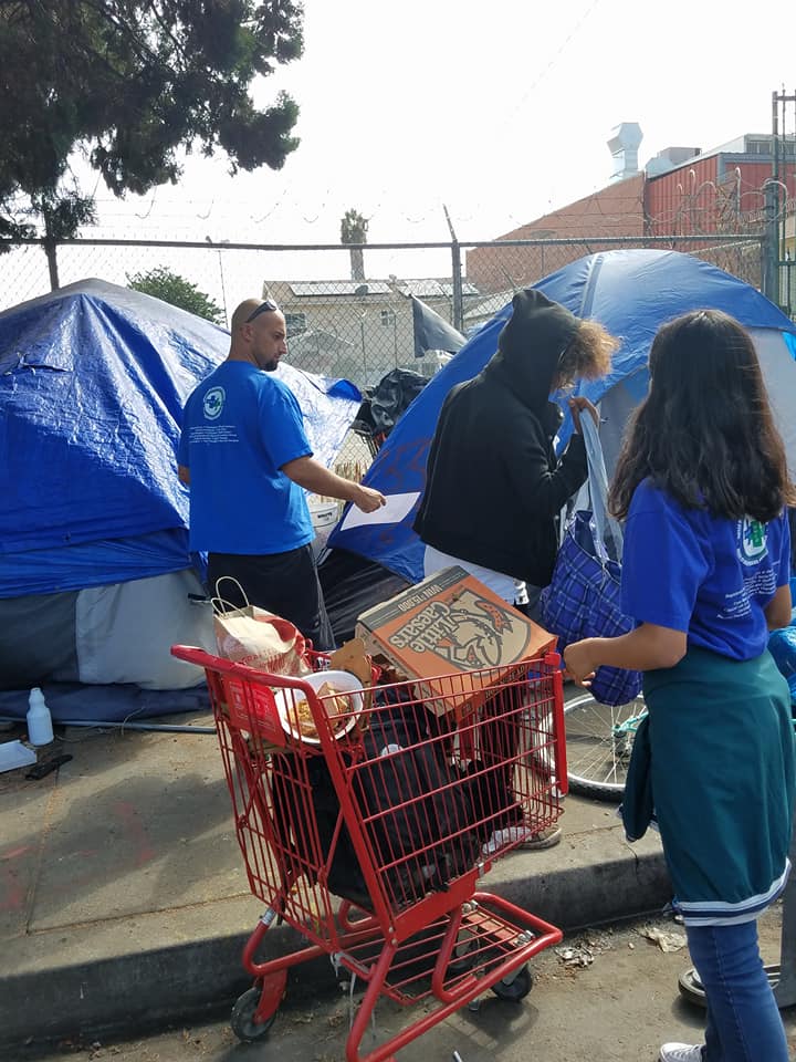 unacuhcp's tweet photo. .@UNACUHCP members distributed care packages & water to 50+ homeless members of our community in LA #NursesGiveBack #BeyondTheBedside https://t.co/CzKfJQgSBv