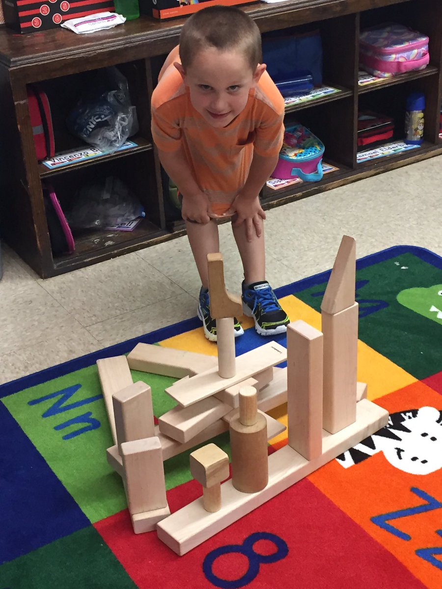 MsKallertEDU's tweet image. Centers are in full swing this week! #weelearn #weeworktogether @AnnaRudowsky @WeehawkenTSD