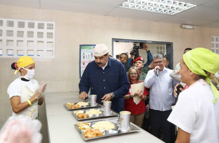 hcapriles's tweet photo. Pura farsa y mentira!Una escena para TV!La situación del Programa de Alimentación es crítica en las escuelas!Tema muy serio,no para show! https://t.co/iCj6BjsQfi