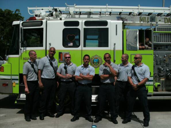 Elizabeth_aybar's tweet image. Bomberos de Miami Dade/ rescatistas esta noche saliendo equipados asistir Puerto Rico @ricardorossello @PRFAA con el Huracán María!