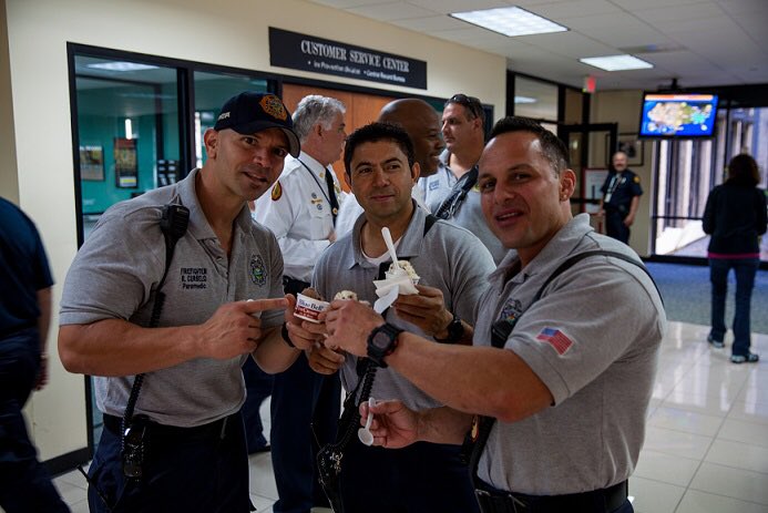 Elizabeth_aybar's tweet image. Bomberos de Miami Dade/ rescatistas esta noche saliendo equipados asistir Puerto Rico @ricardorossello @PRFAA con el Huracán María!