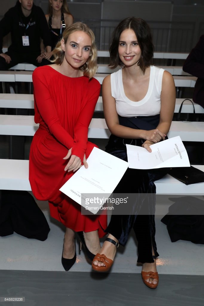 HeidaReedSP's tweet photo. 📷 | Heida Reed and Joanna Vanderham attends the Antonio Berardi show during London Fashion Week September 2017 https://t.co/xBwGHq0j7O