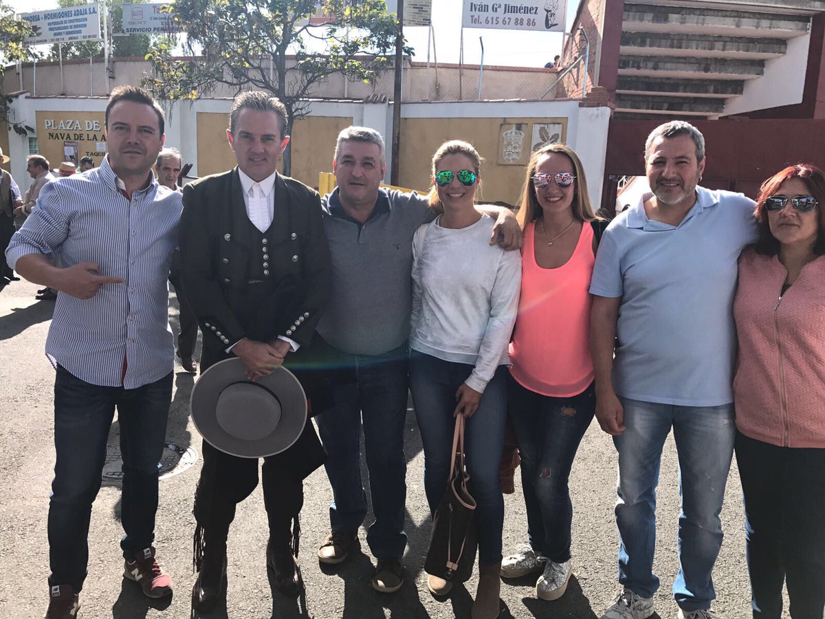 elpera_'s tweet photo. Tarde de toros. #encabo indulto  un novillo en Nava de la Asunción. Victor Méndes, El Fundi, El Soro,  y Leandro Gutierrez. @juliancorrales_ https://t.co/BMxe0PEie5